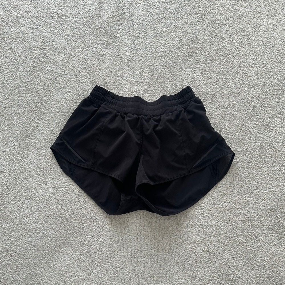 lululemon Hotty Hot Short 2.5" size 6 in Black